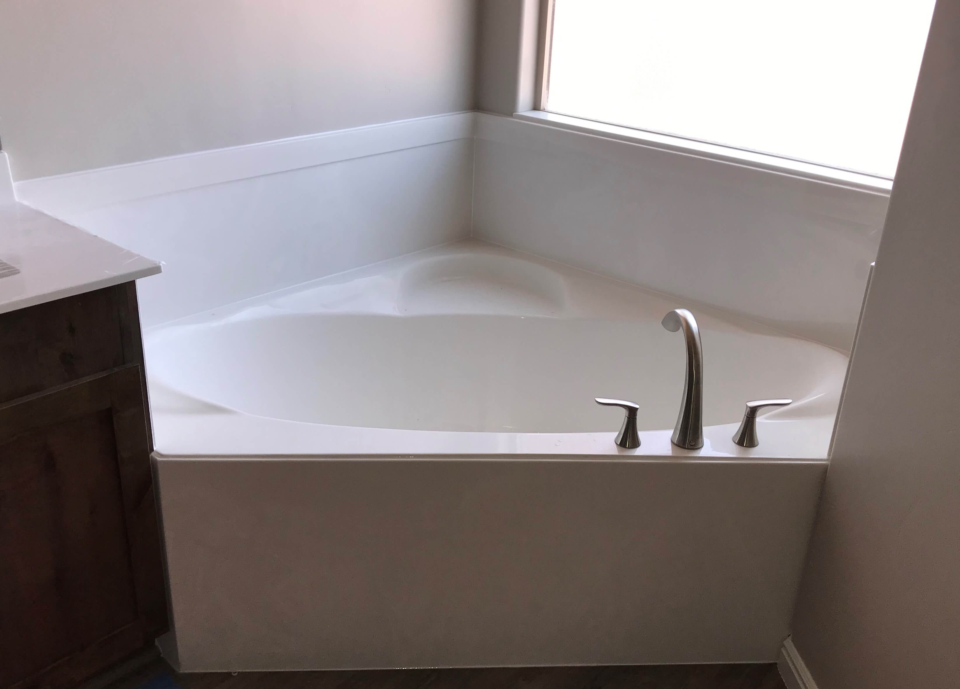 white corner tub with surround